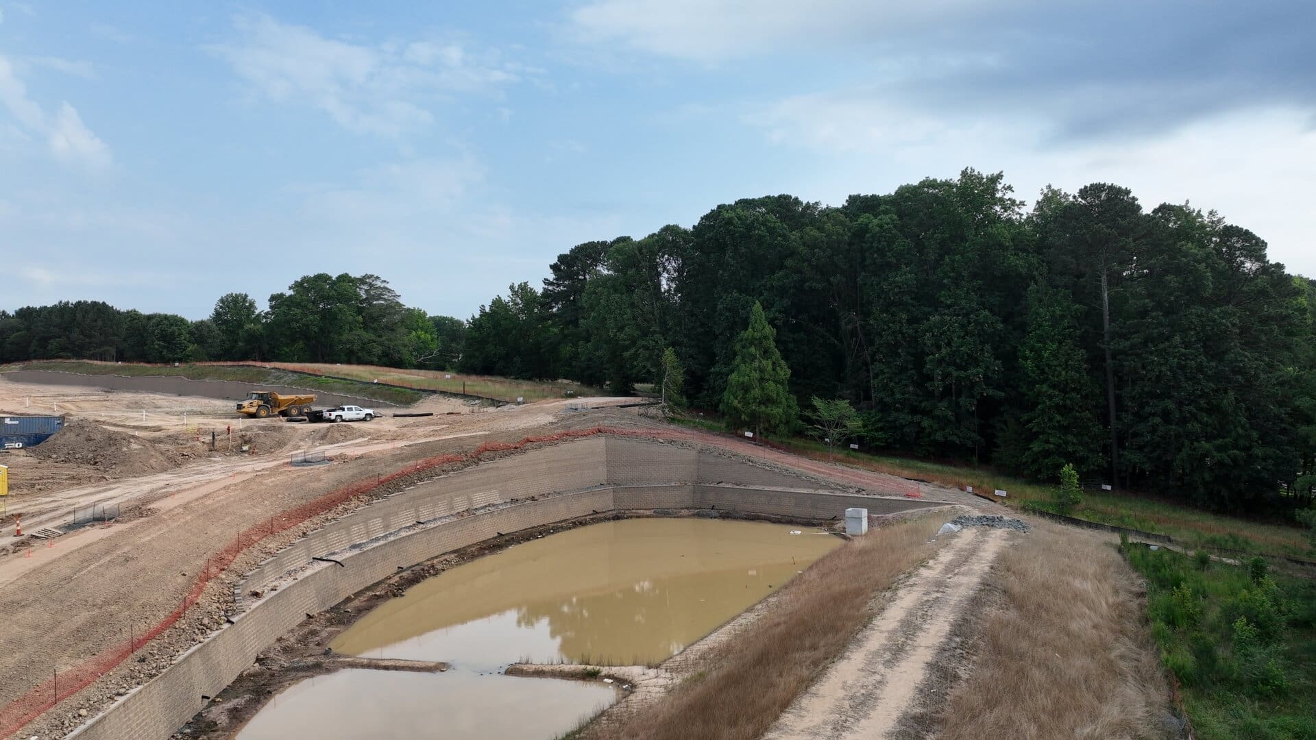 Muro de contención alrededor de un estanque de aguas pluviales en un proyecto de Marks