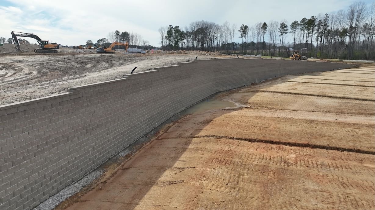 Muro de contención integrado en taludes nivelados en una obra de Marks