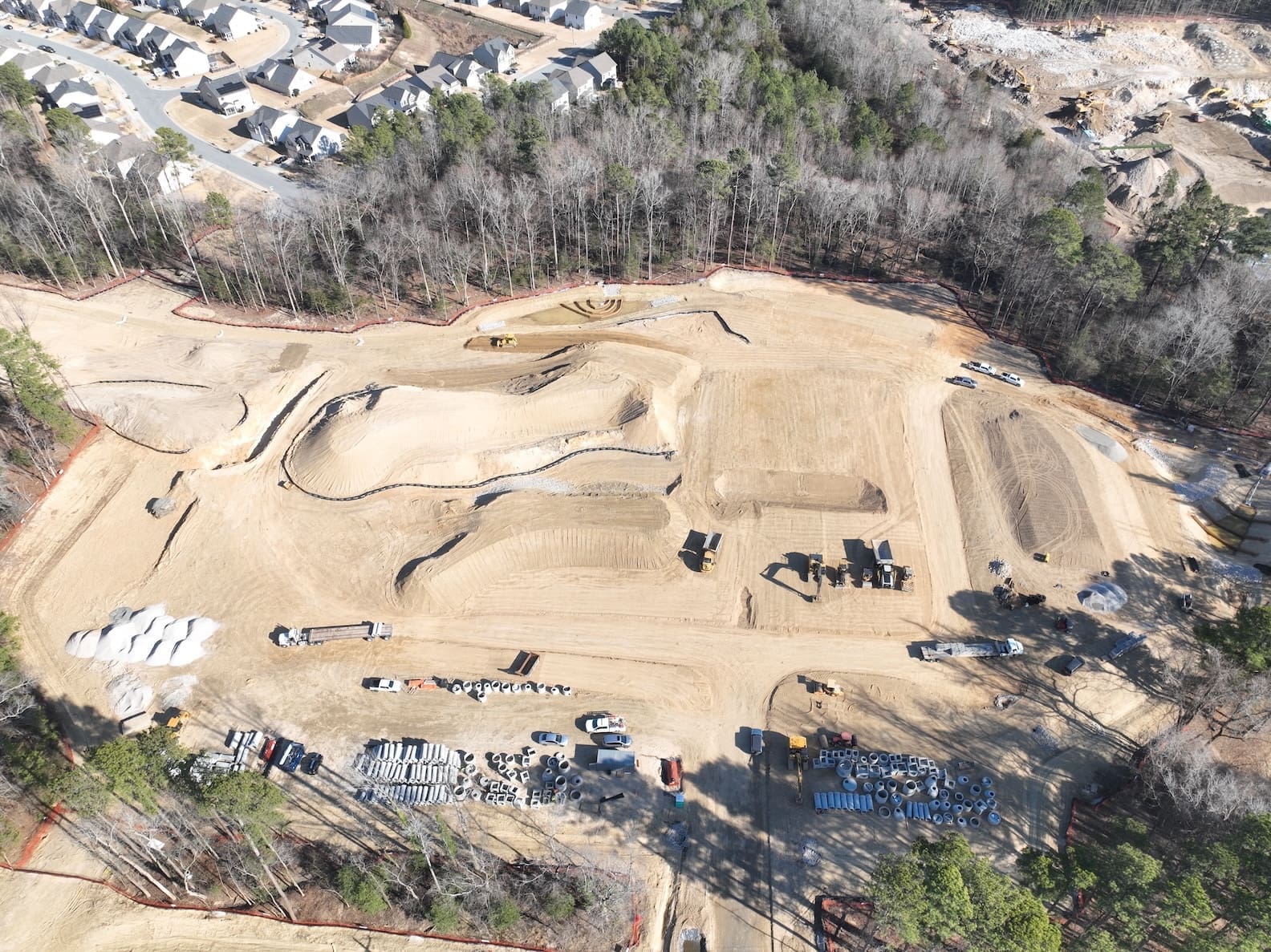 Vista aérea de los trabajos de nivelación y de construcción de carreteras en Magnolia Forest
